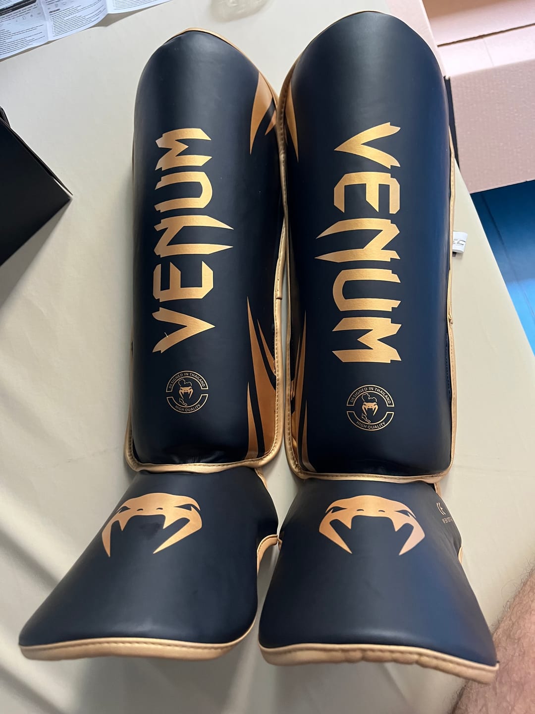 Customer photo review of Venum Scheenbeschermers Kickboks Challenger - Zwart/Goud