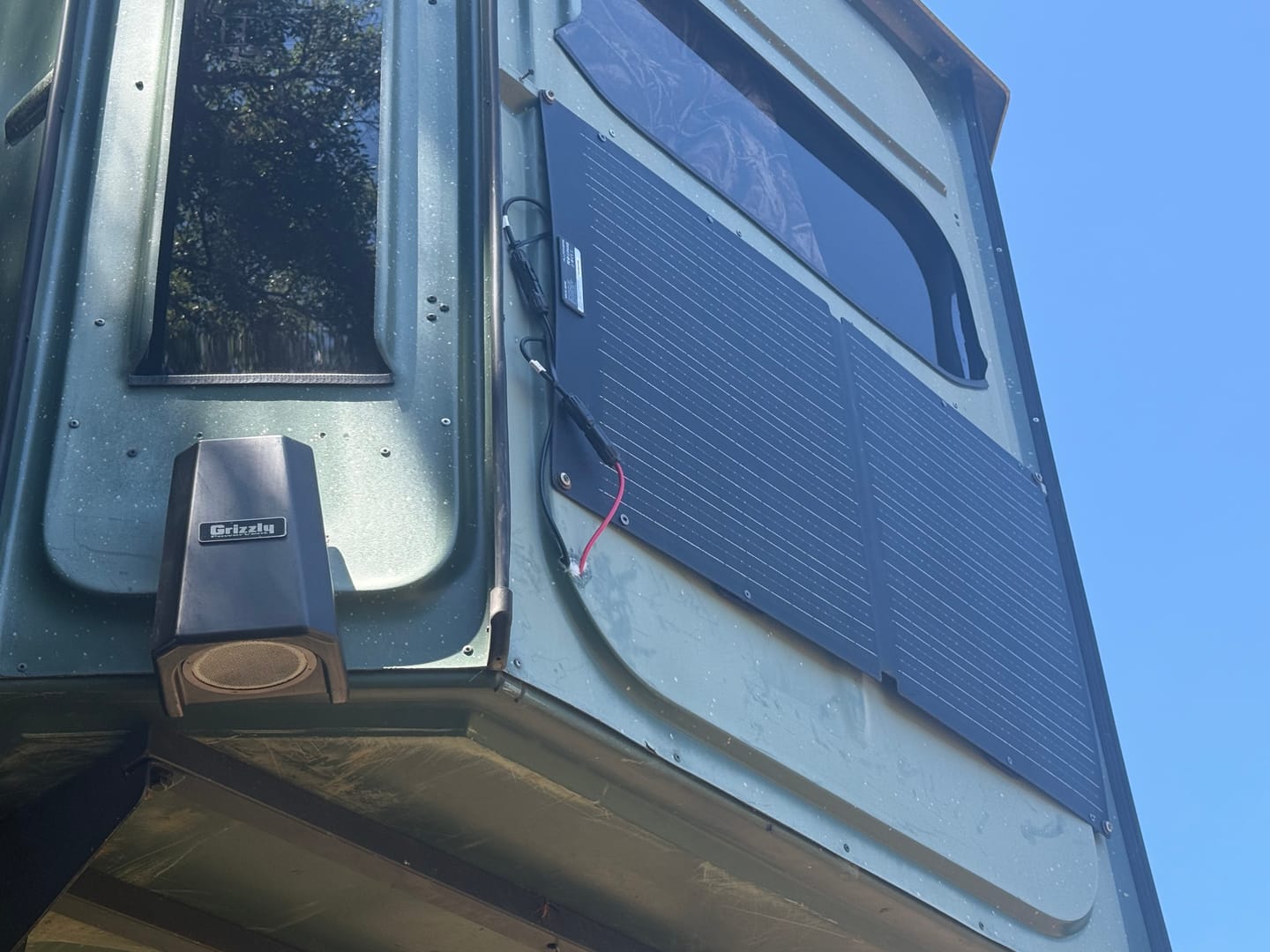 Customer photo review of ALLPOWERS 100W Laminated Integrated Solar Panel SE100