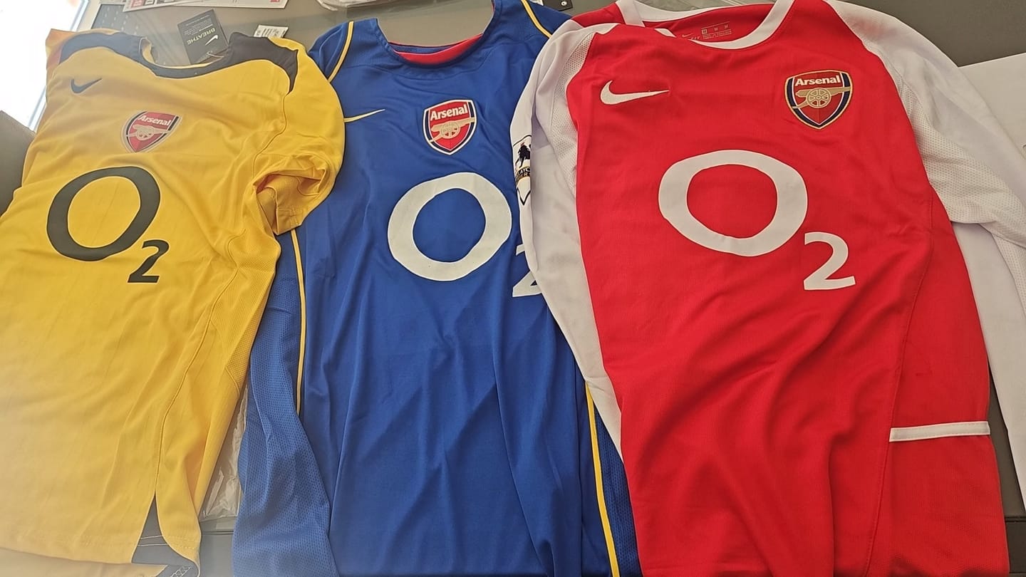 Customer photo review of Thierry Henry 14 - Arsenal Home o2 2002 Retro Long Sleeve  Kit Jersey Trikot Maglia