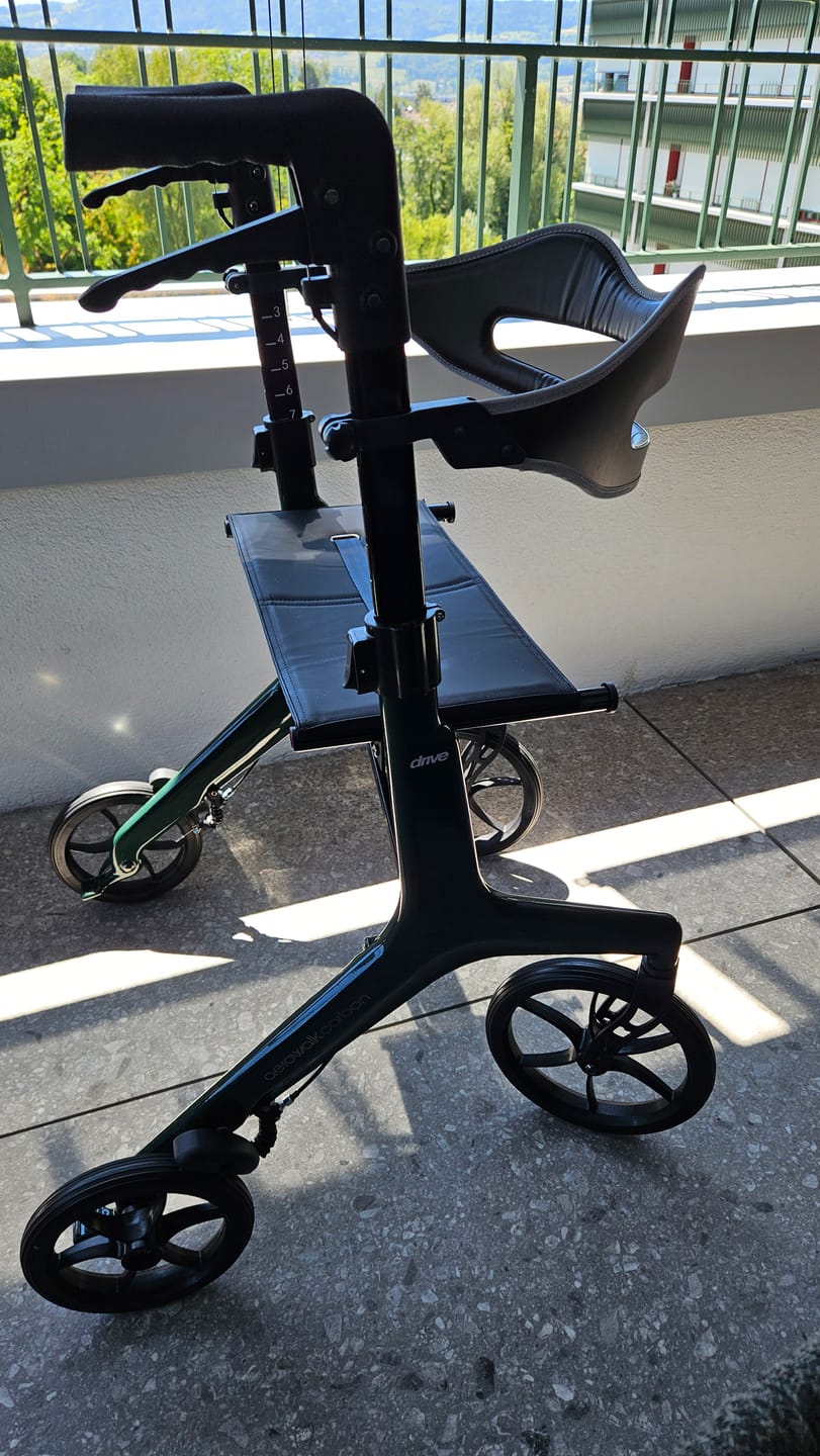 Customer photo review of Rollator AeroWalk Carbon - (EXTRA LEICHT - 4,6 kg)