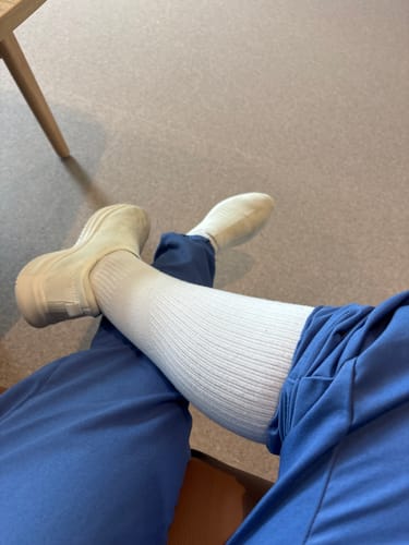 Kundeanmeldelse med foto af Støttestrømper