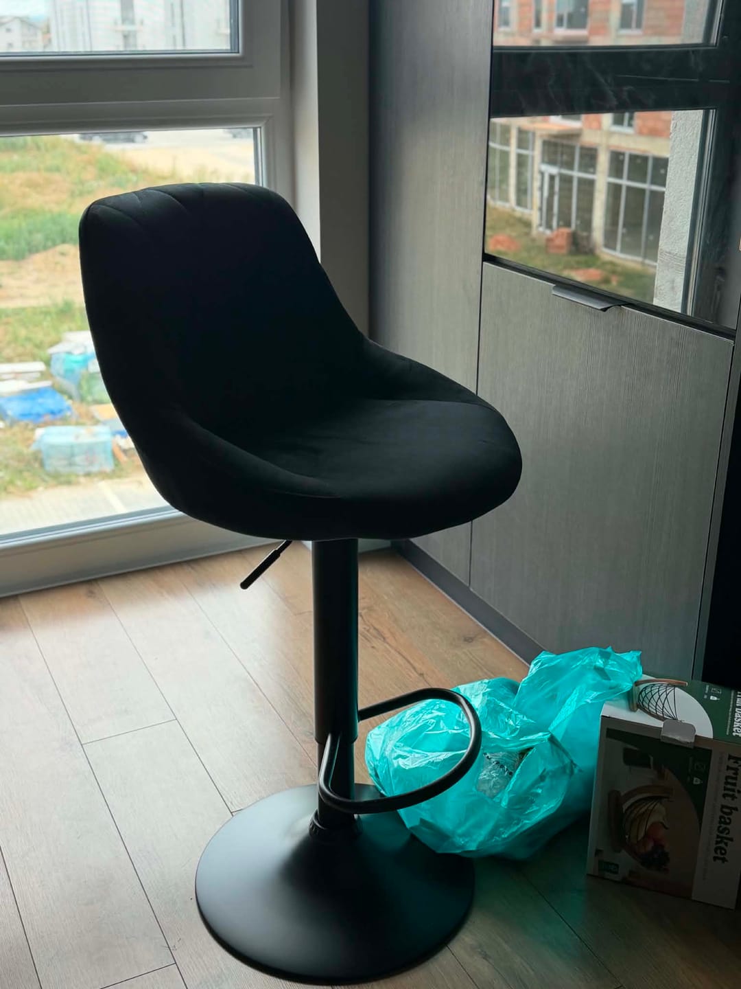 Customer photo review of Scaun de bar rotativ H101, negru, stofa catifelata/otel, 47x45x84/106 cm