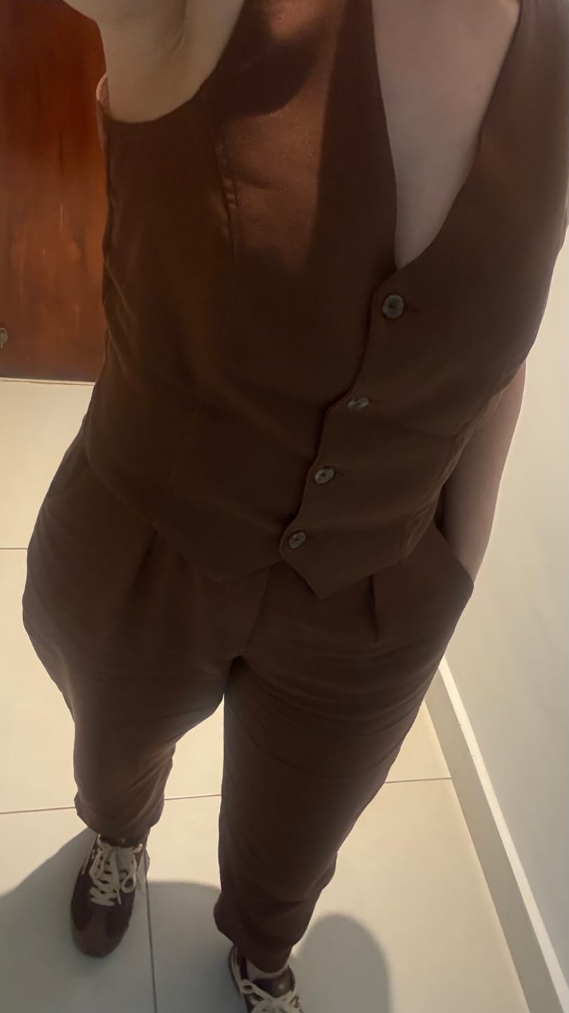 Customer photo review of Calça Slouchy Íris Marrom Escuro
