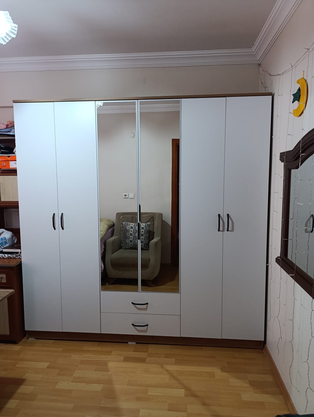 Customer photo review of Rani BA130 Geniş Gardırop Elbise Dolabı Aynalı 6 Kapaklı 2 Çekmeceli 5 Raflı 3 Askılı Sepet Ceviz - Beyaz