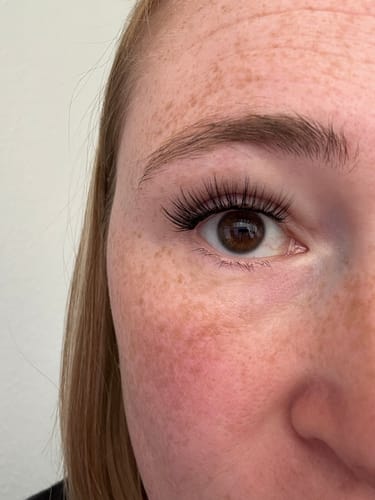 Nahaufnahme des Auges einer Kundin mit den langen und natürlich aussehenden Bare Naked Wimpern.