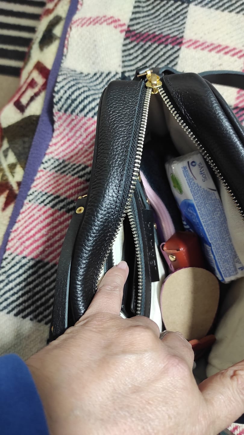 Customer photo review of Cartera de cuero modelo ADRIANA Negro