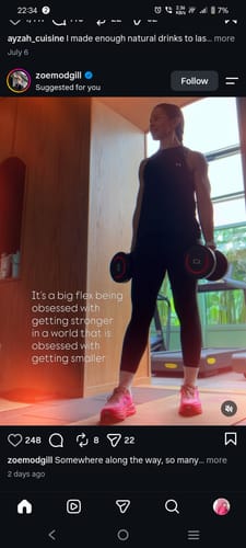 Reviewer in a gym holding dumbbells, showing muscle results after taking Wellcore Creatine Monohydrate.