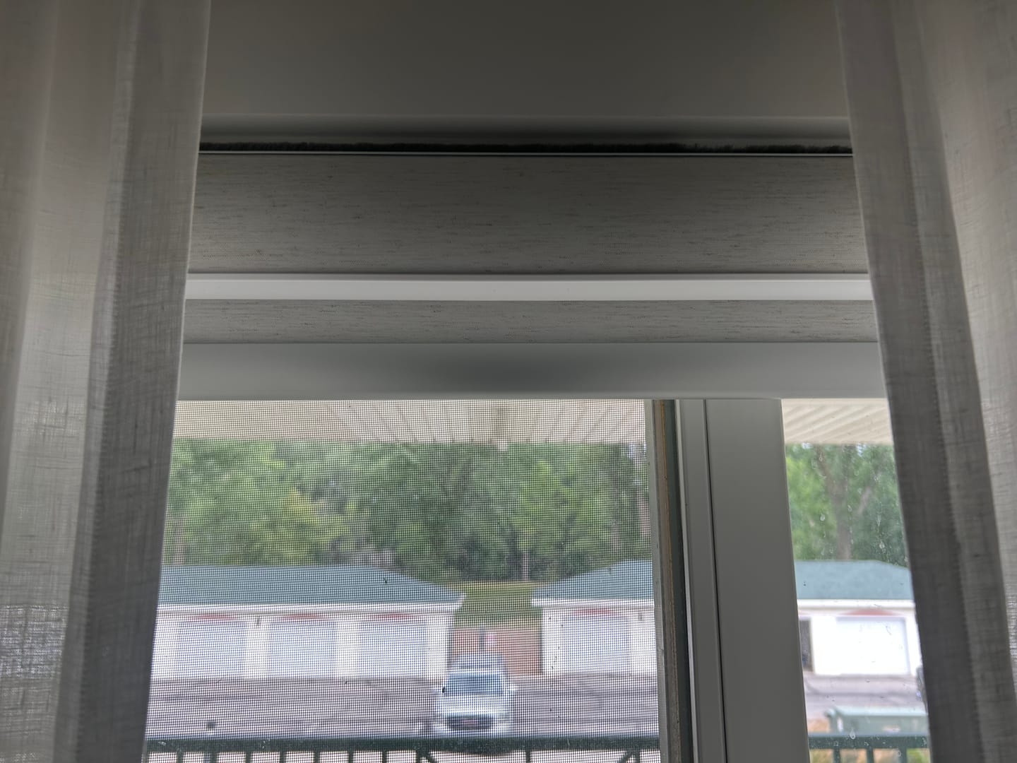 Customer photo review of SmartWings Motorized Roller Shades 100% Blackout Linen
