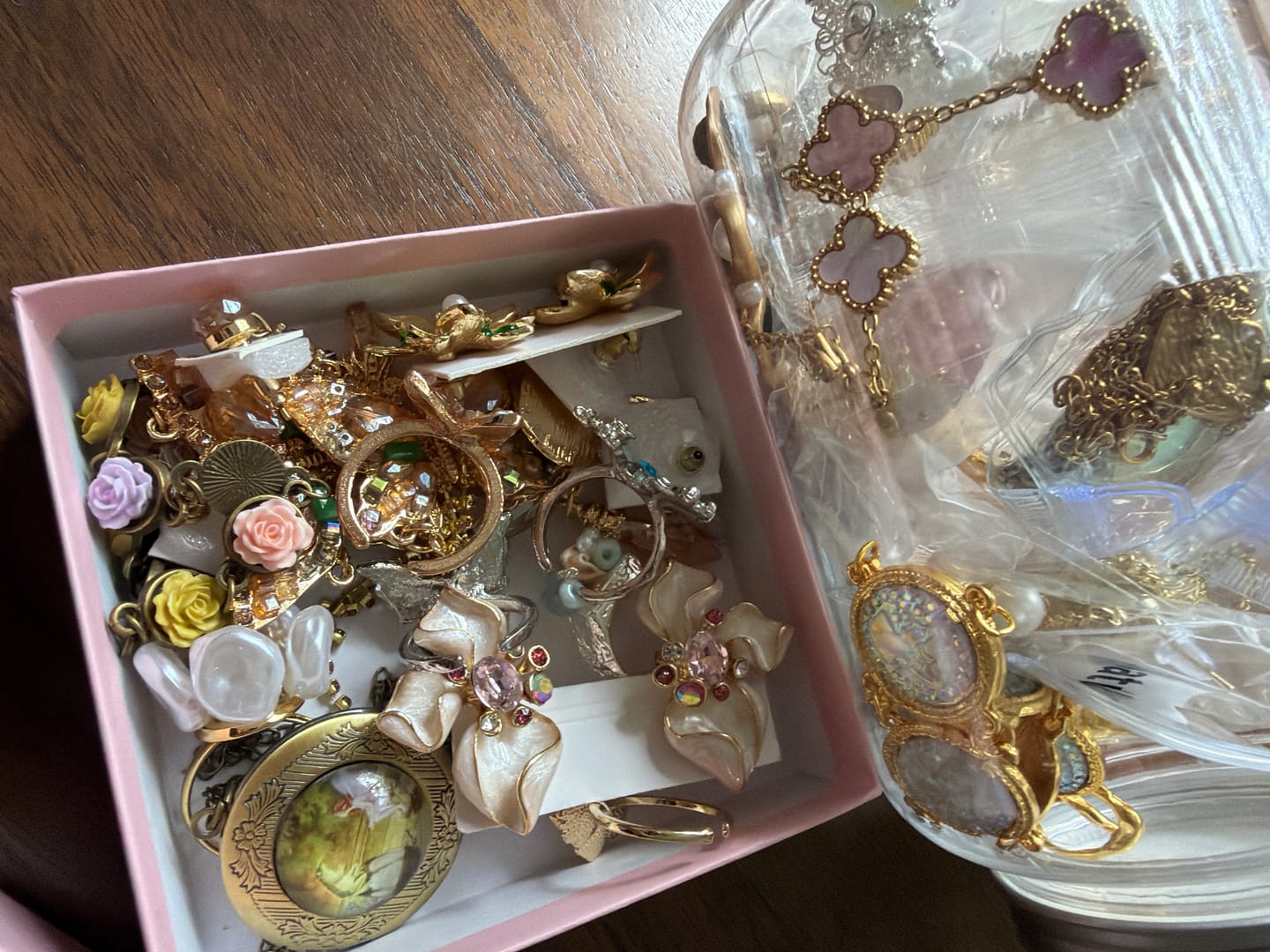 Customer photo review of 【hot selling 】customized mystery jewelry jar（plastic jar ）