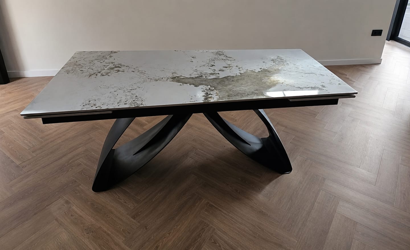 Customer photo review of Masa living 10 persoane HILARIO, bej/negru, piatra sinterizata/metal, 180/260x90x75 cm