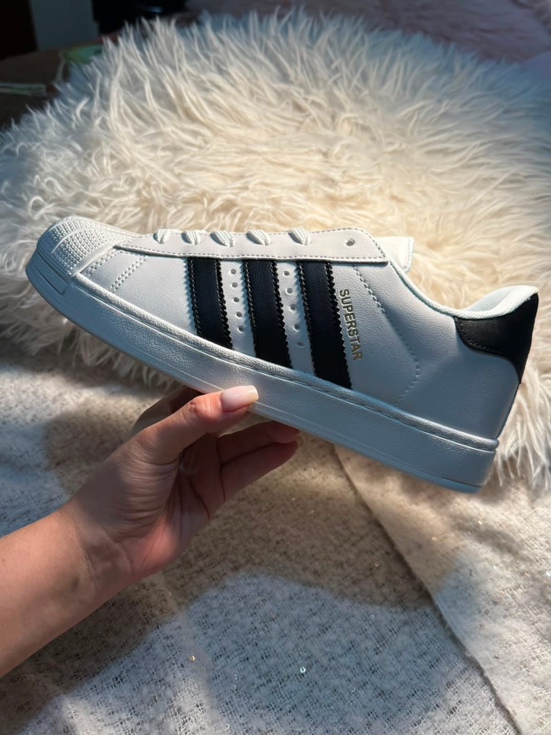 Customer photo review of Tenis Concha Blanco Negro