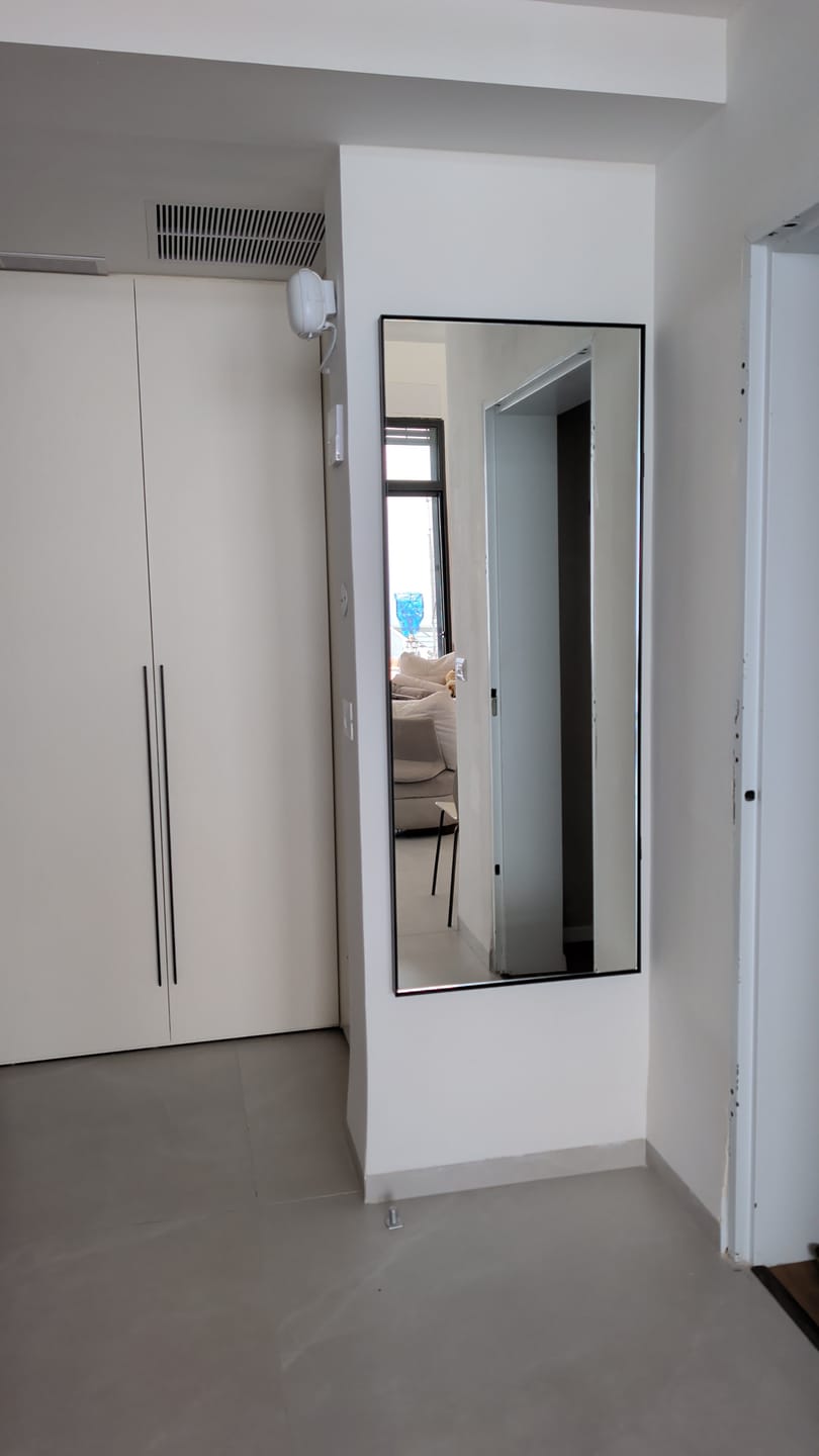 Customer photo review of דלת מראה להסתרת ארון חשמל