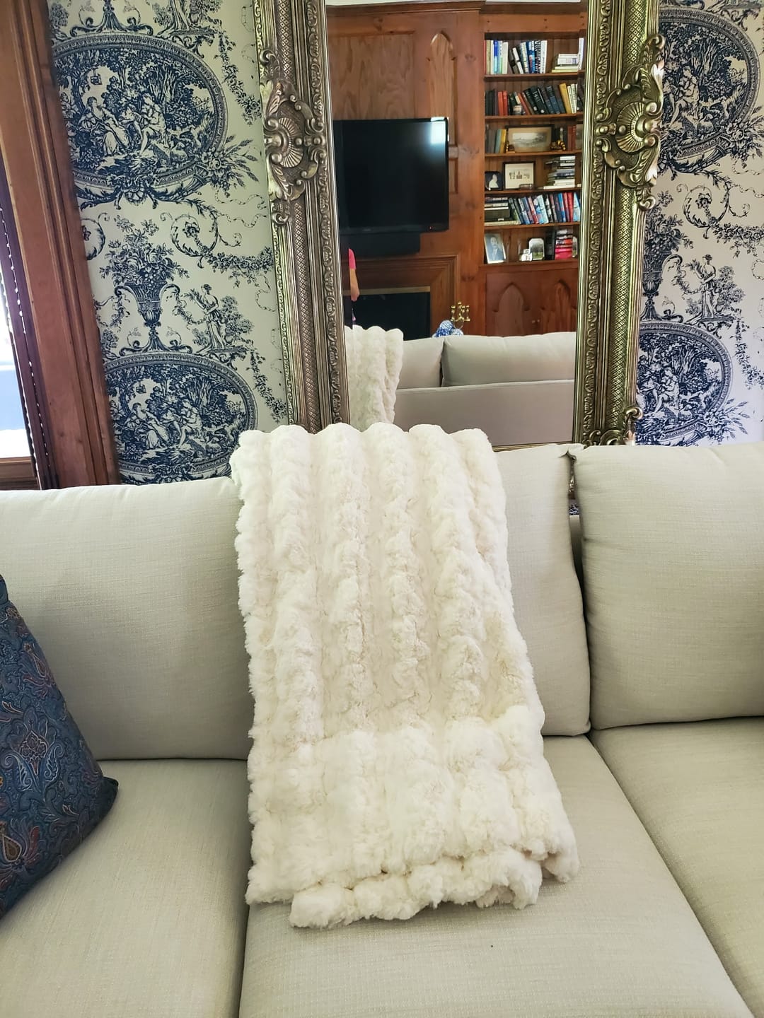 Customer photo review of Ultra Sorbet Marshmallow Cream Blanket