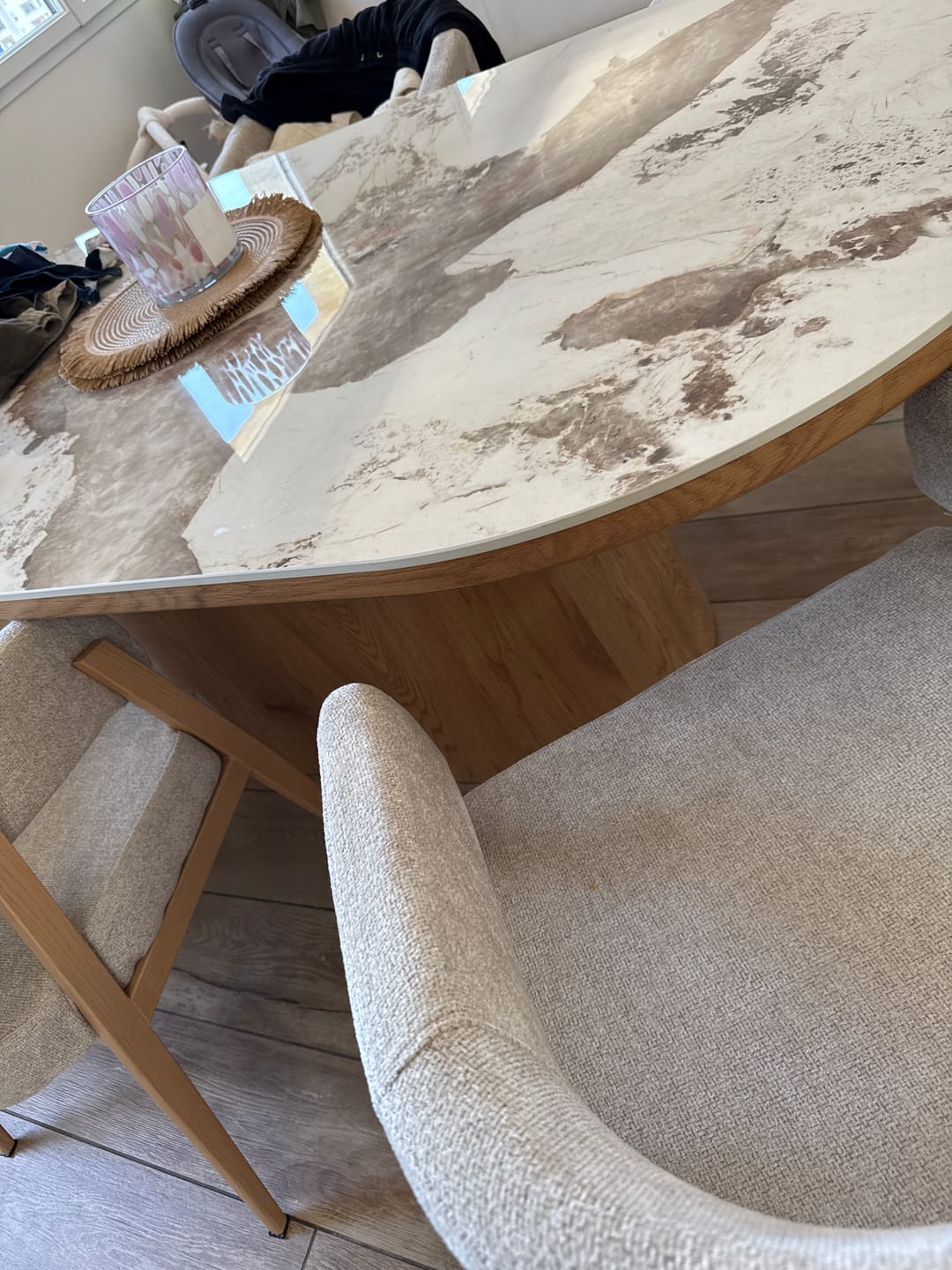 Customer photo review of Table à manger ovale UNIQUE 200cm blanc marron céramique piètement pilier noyer