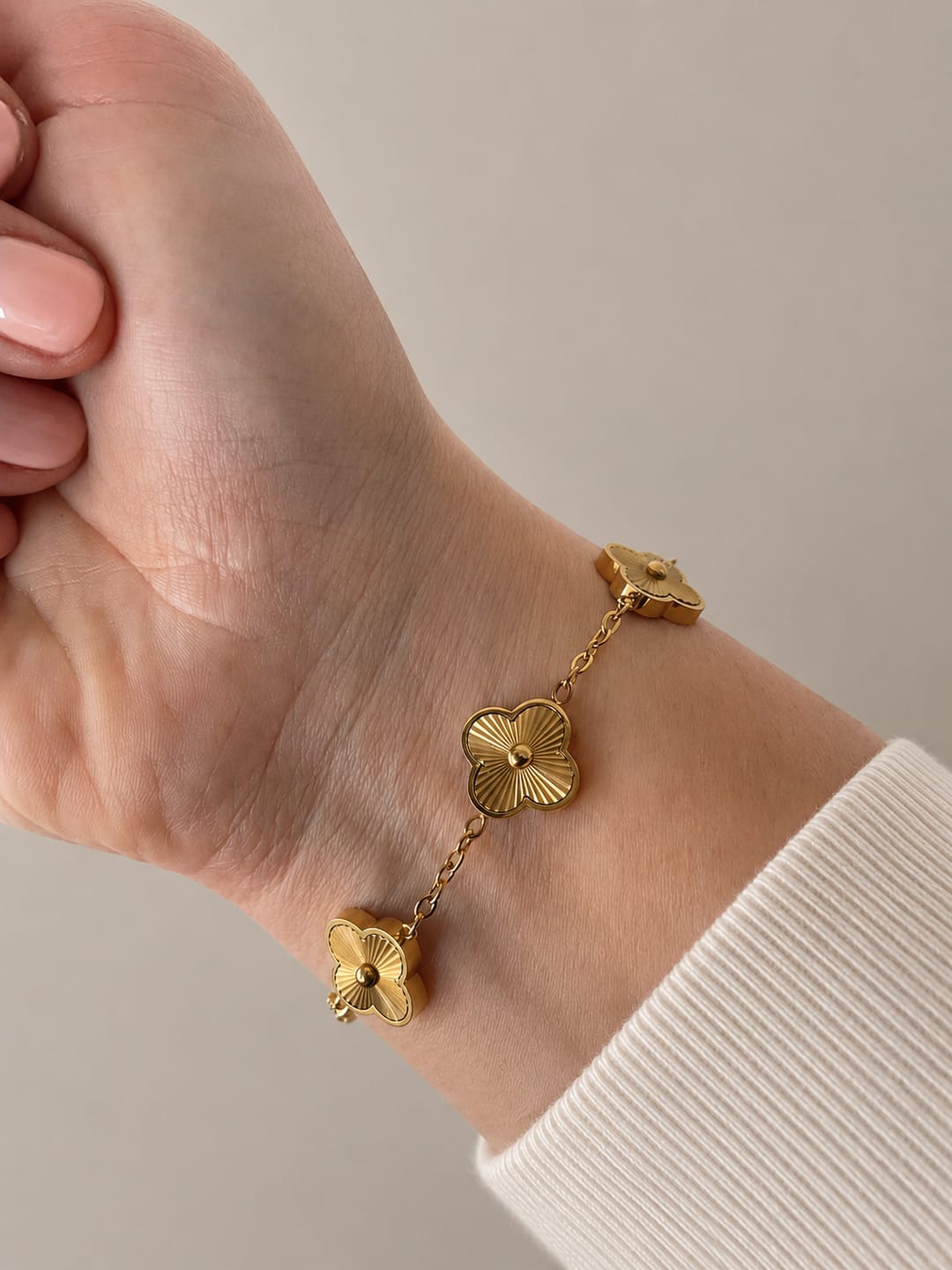Customer photo review of Golden Lucky Leaf Armband 18K vergoldet