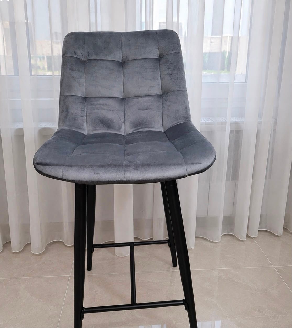 Customer photo review of Scaun bar textil CHIC H-2, gri/negru mat, stofa catifelata/metal, 46x51x90 cm