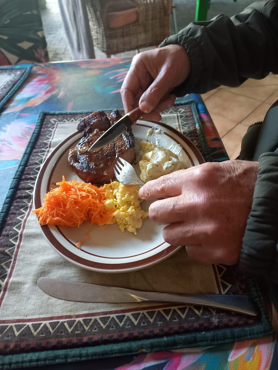 Customer photo review of BRAAIPLANK™ BosLem (16cm Damascus, Hammer Forged Bush Blade)