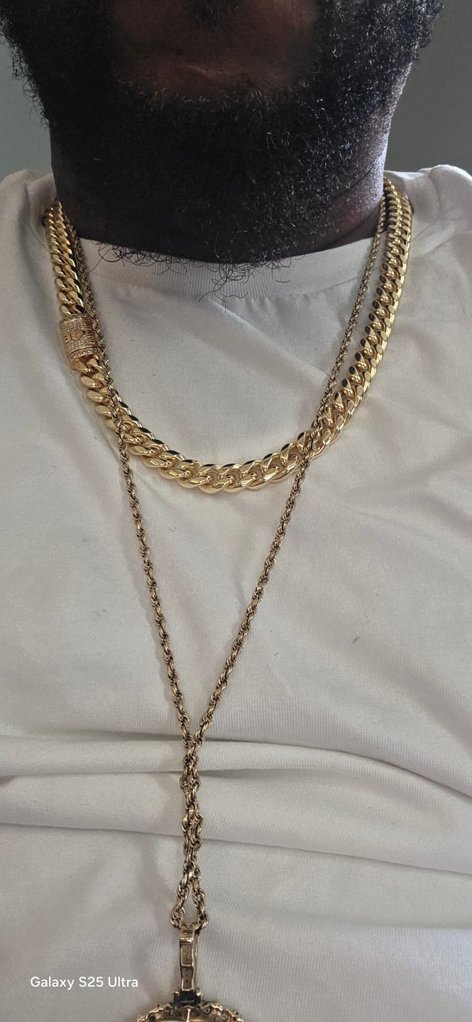 Customer photo review of 0.53CT 10mm Cuban Moissanite Clasp Chain - 18k Gold - D Color - VVS1