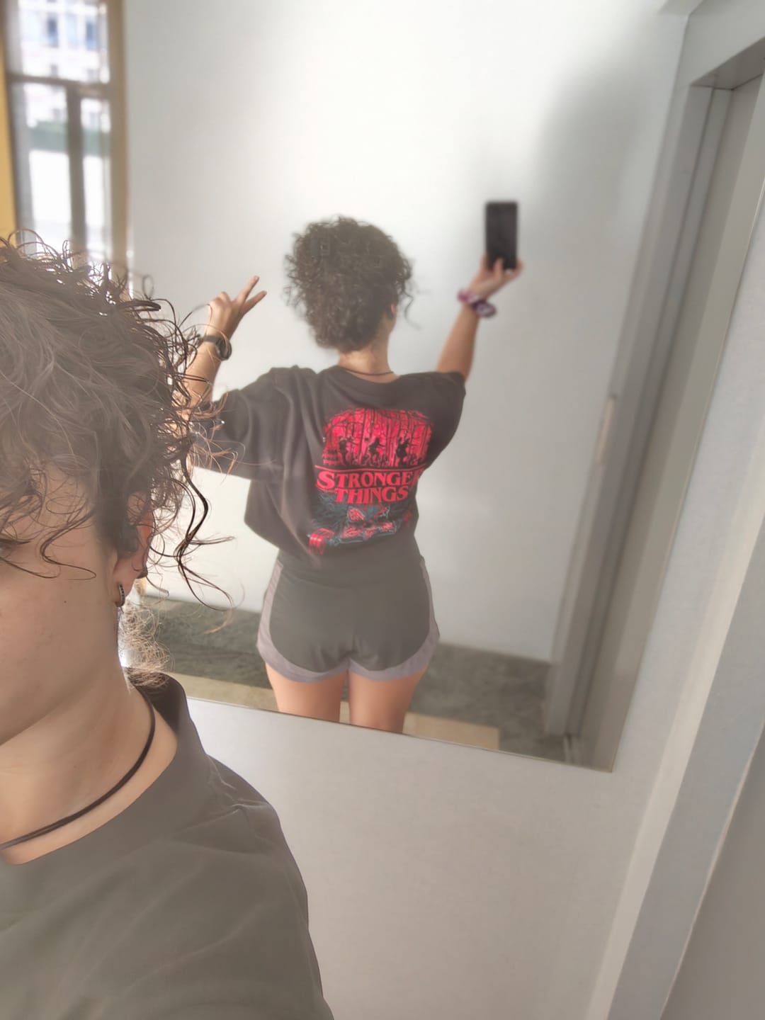 Customer photo review of STRONGER THINGS OVERSIZE - MUJER NEGRA