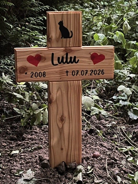Customer photo review of Tier-Grabkreuz aus Holz mit Namen
