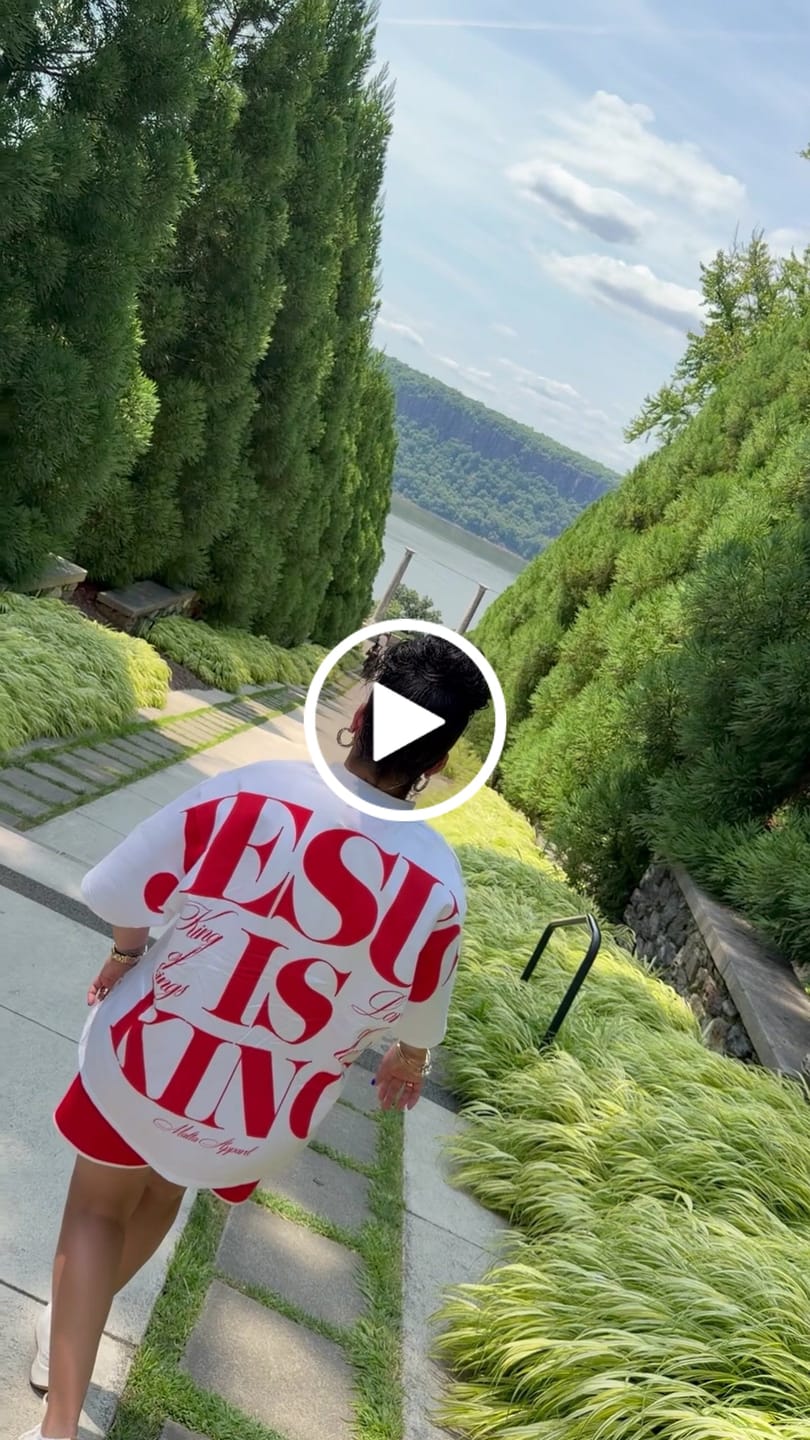 Customer video review of [PRE-ORDER - SHIPS EARLY JULY] Jesus is King Jumbo Print Tee - Ivory (Oversized)