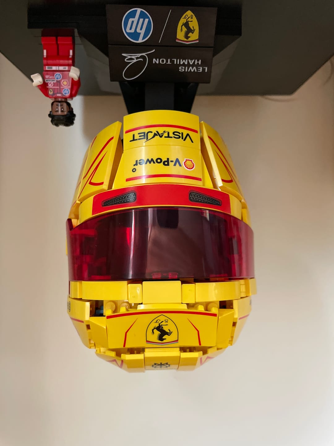 Customer photo review of SCUDERIA FERRARI HP: CASCO DE LEWIS HAMILTON