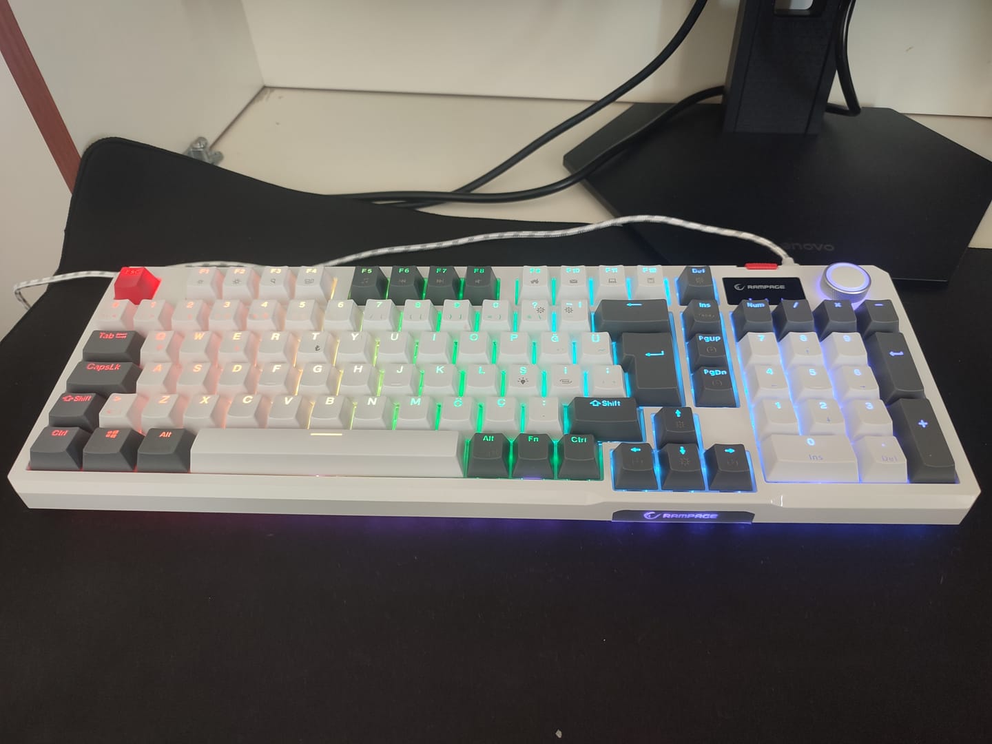 Customer photo review of Loyal  Hot Swap RGB Red Switch Mekanik Oyuncu Klavyesi-Beyaz/Gri
