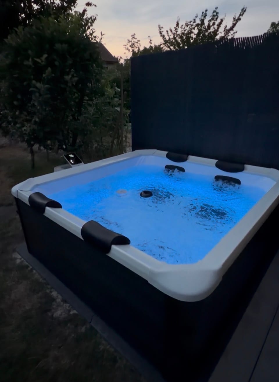 Customer photo review of Mspa Whirlpool Oslo Aero PLUS XXL App Steuerung LED 2026 180x180cm