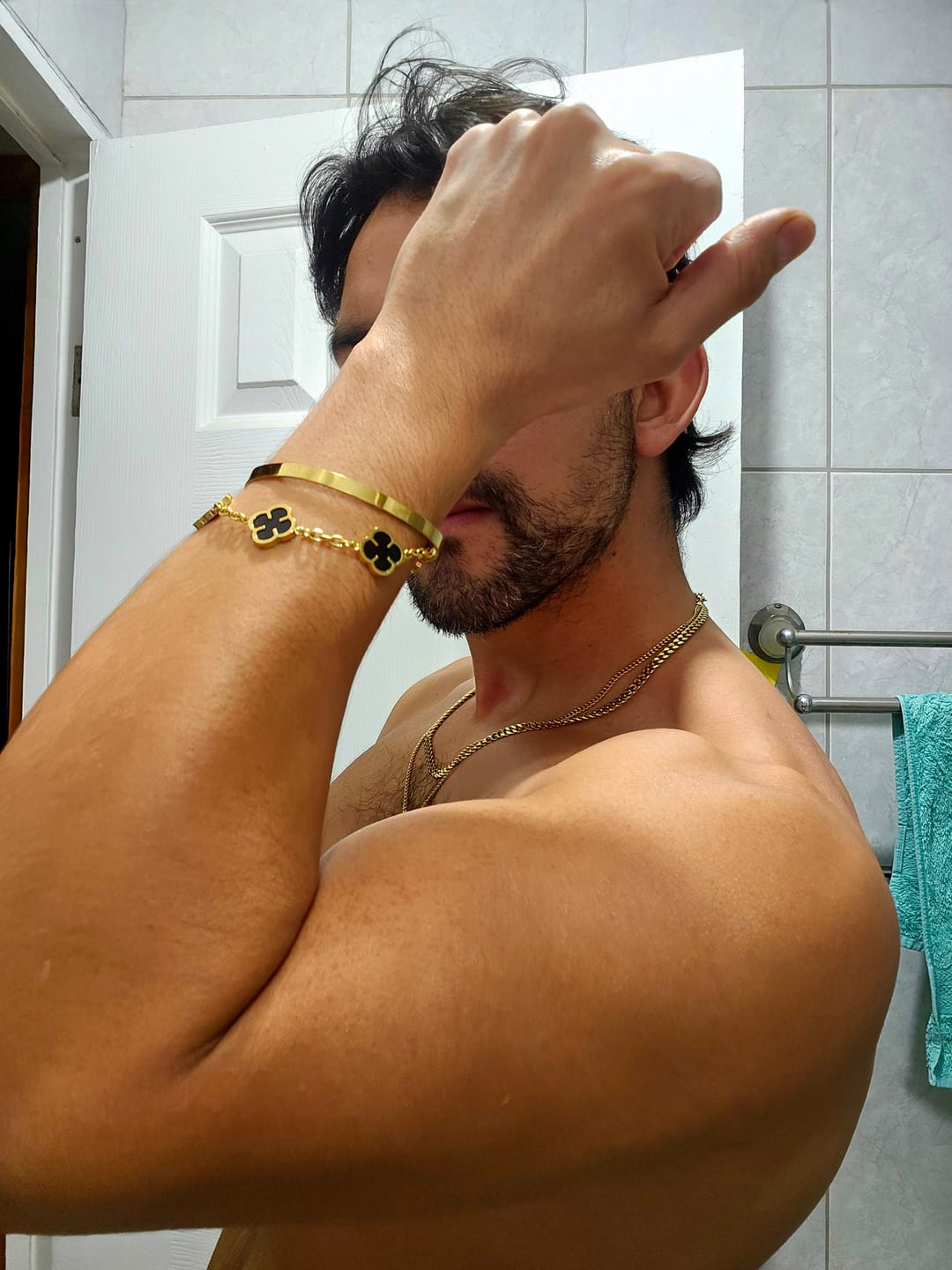 Customer photo review of Pulsera Black Clover Oro