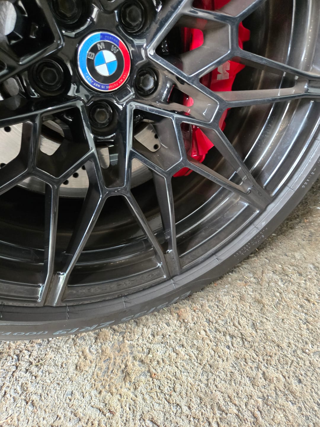 Customer photo review of BMW 50TH ANNIVERSARY V2 FLOATING WHEEL CENTRE CAP SET