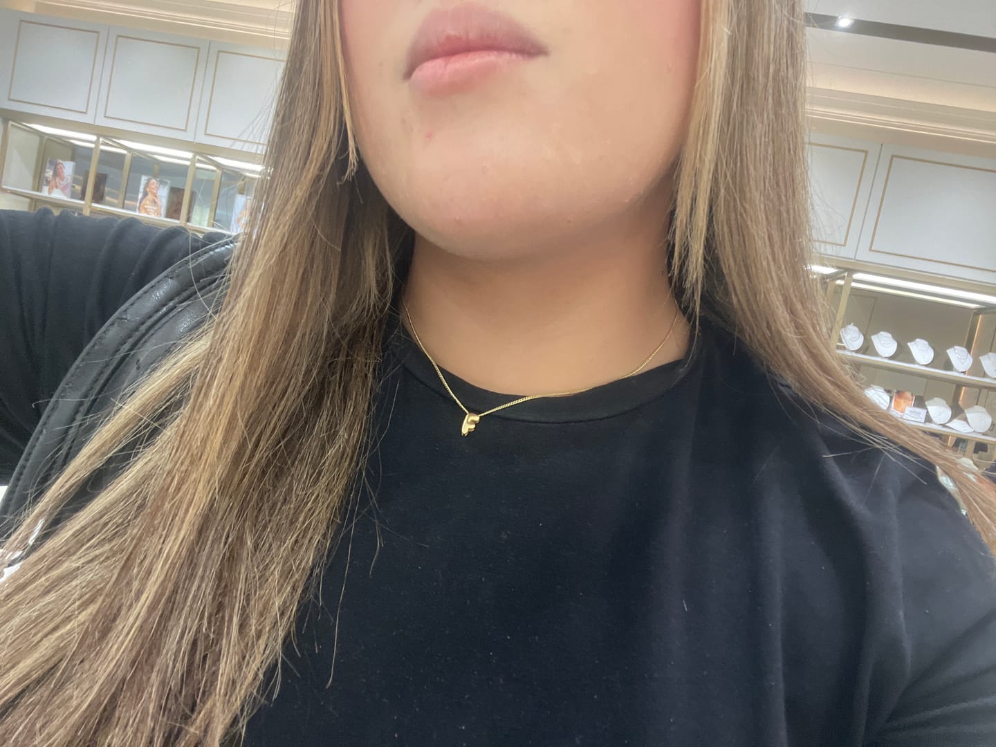 Customer photo review of Collar Dorado Inicial Mini Bubble