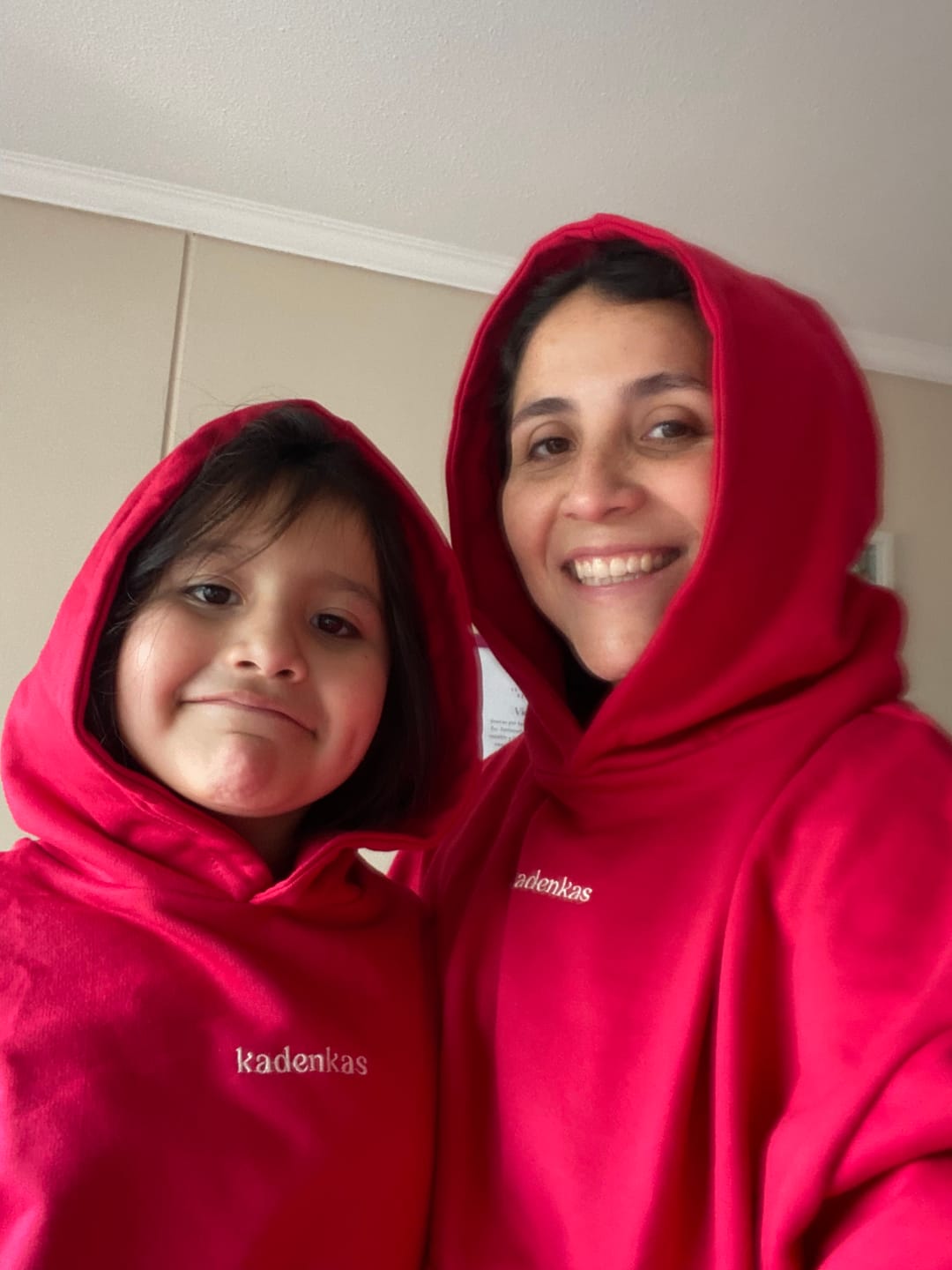 Customer photo review of (PRE-VENTA) POLERÓN HOODIE ROJO - OVERSIZE CON GORRO LOGO Y ESPALDA BORDADO