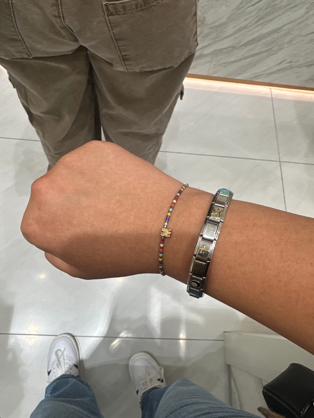 Customer photo review of Pulsera Chaquiras Rainbow Con Inicial