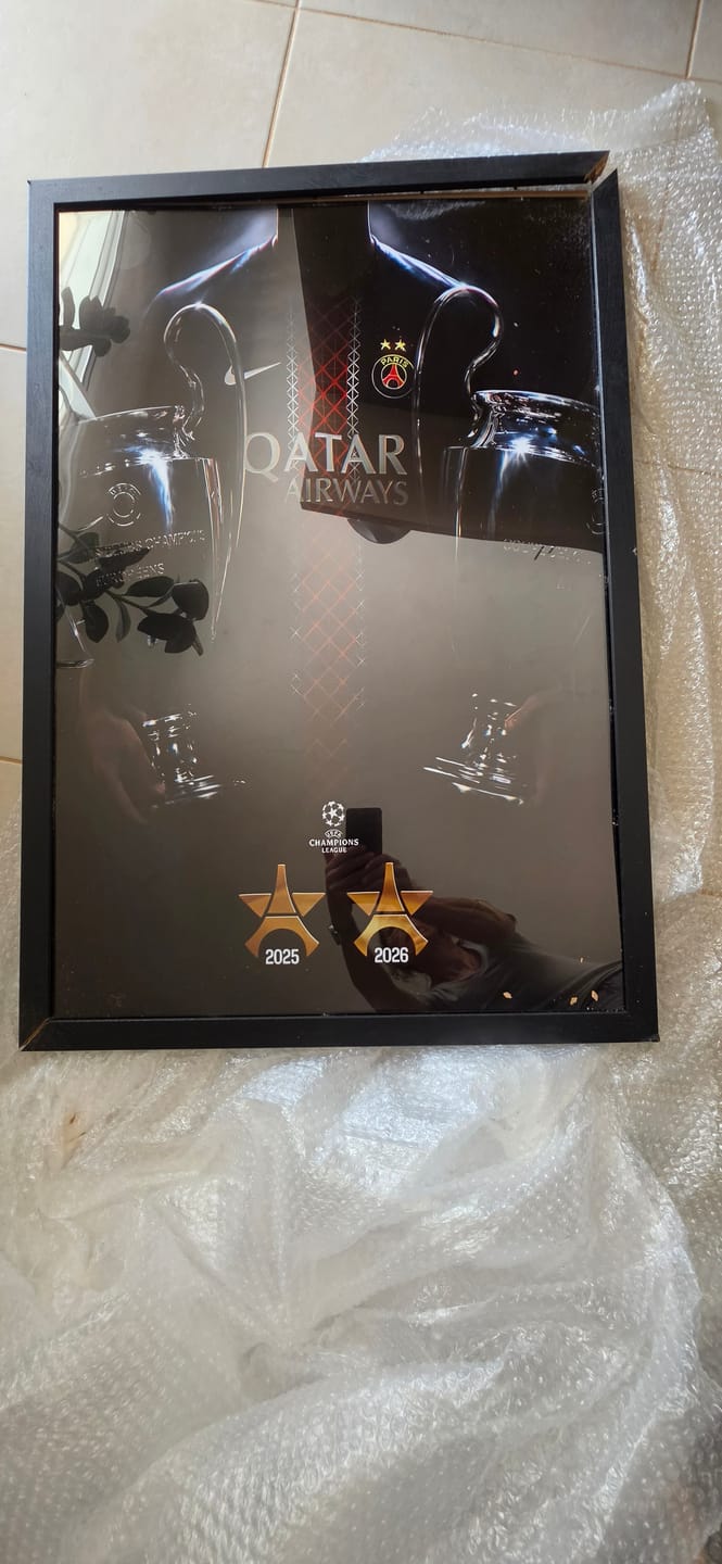 Customer photo review of Cadre Photo PSG – Back 2 Back Champions League 2025 & 2026 | Deux Trophées