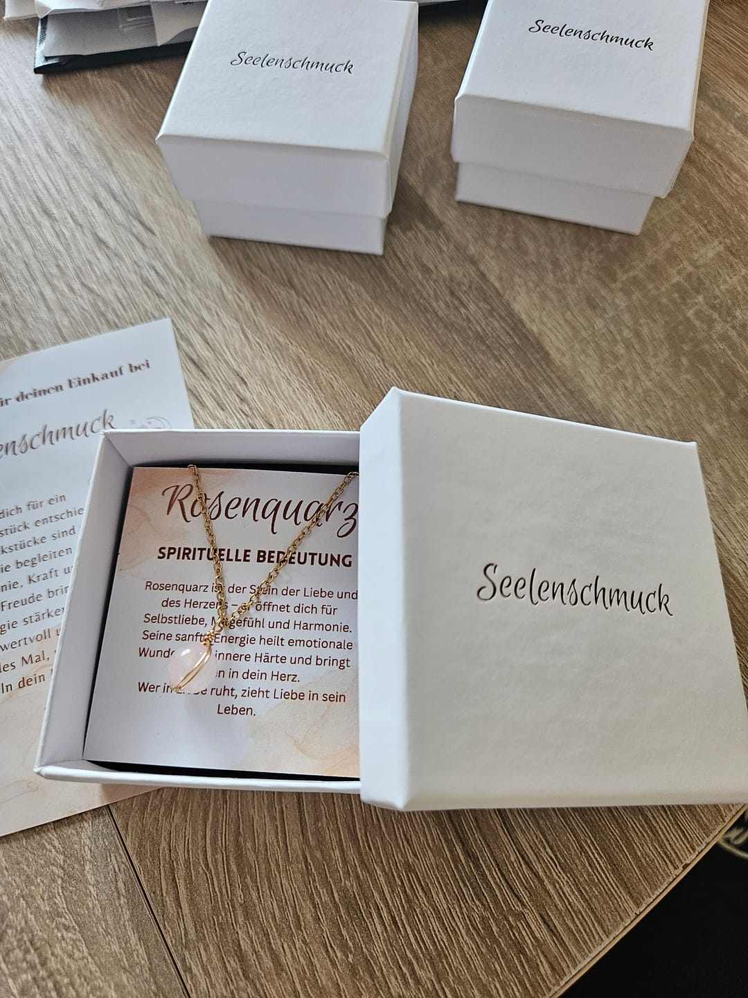 Customer photo review of Rosenquarz Halskette - Drahtmedallion Rund