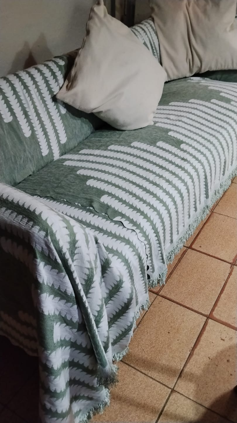 Customer photo review of Manta Cubre Sofa de Chenilla Reversible