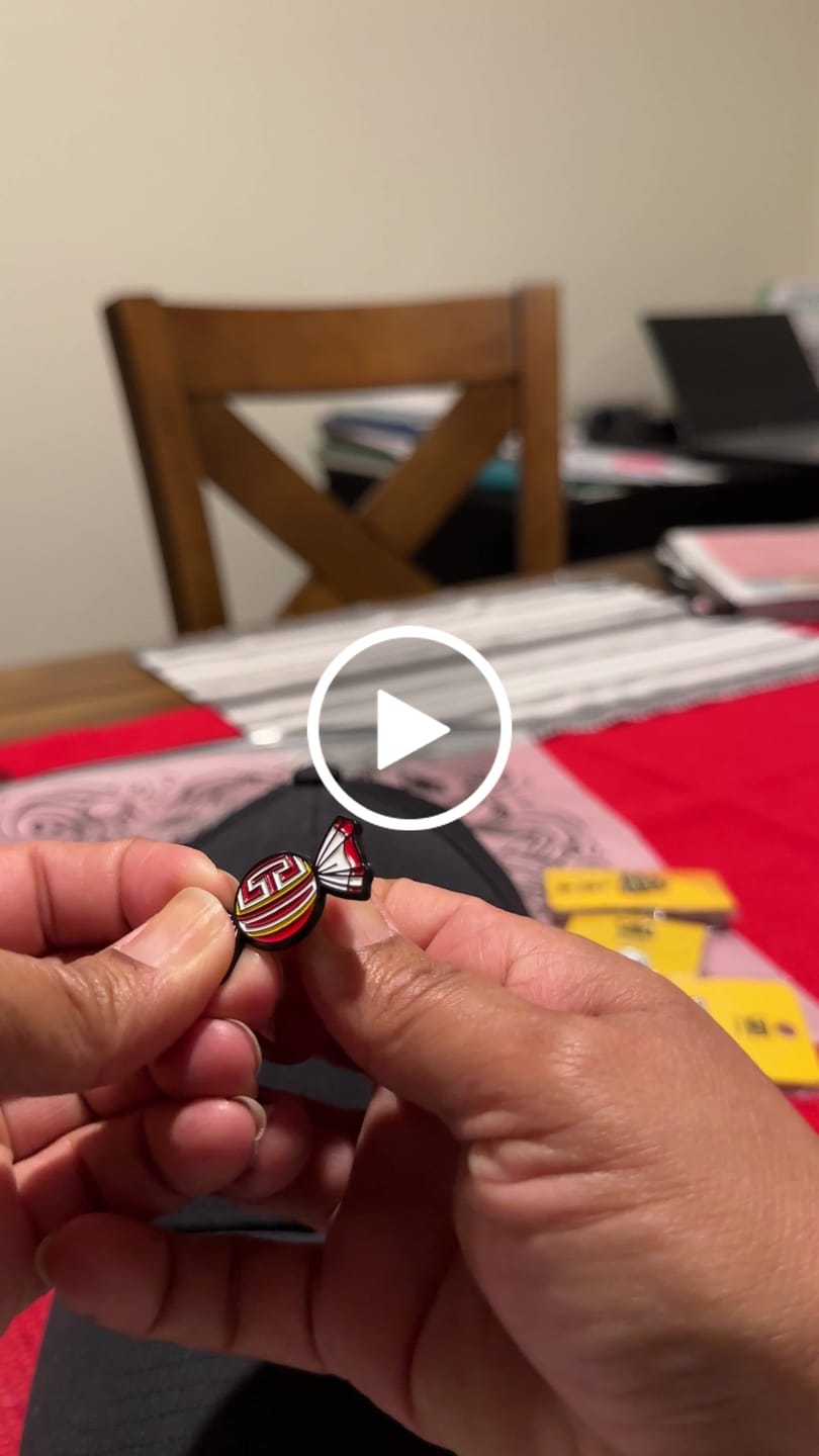 Customer video review of VZLA Corazón Pin