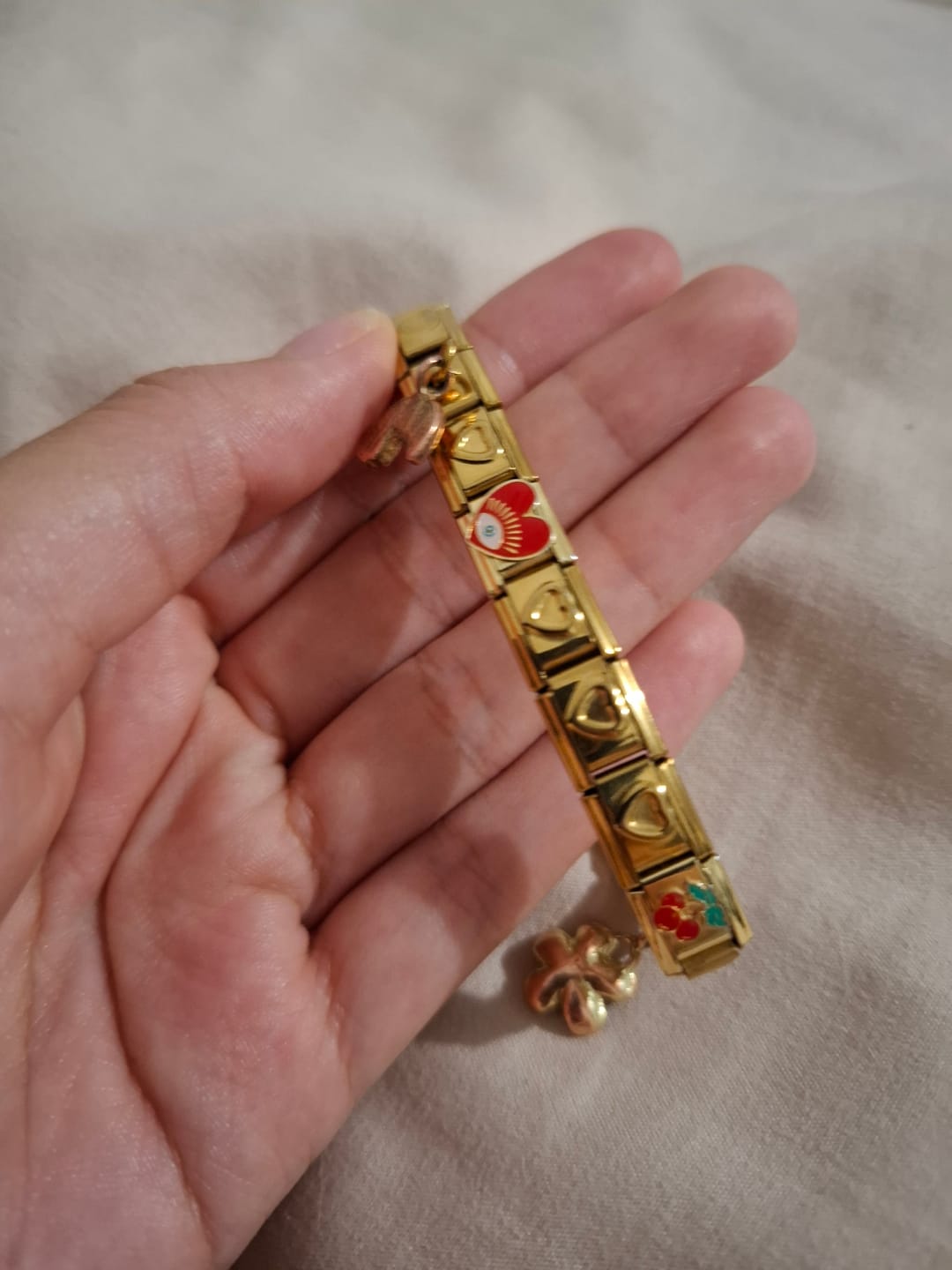 Customer photo review of Charm Ojo Corazón Rojo