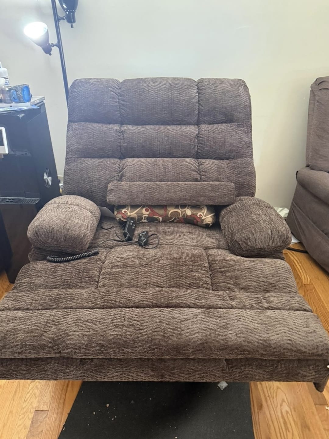 Customer photo review of 9205 EWT500 Heavy Duty Extra Wide Power Lift Recliner – Triple Motor, 500 lbs, Heat & Massage