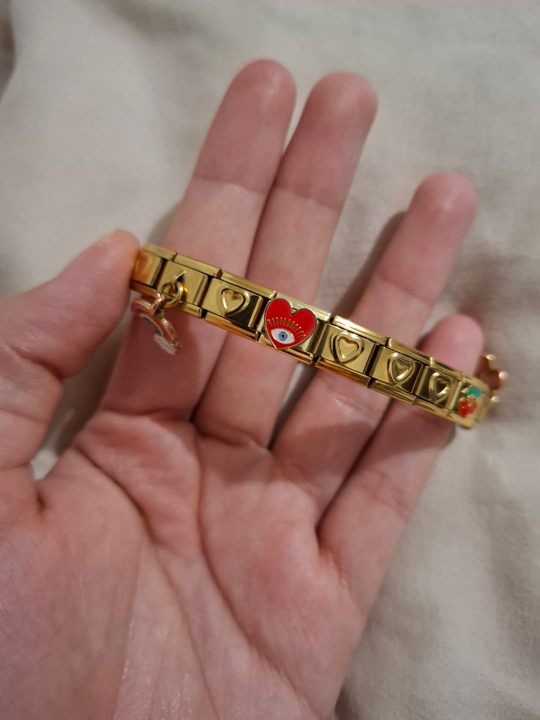 Customer photo review of Charm Ojo Corazón Rojo