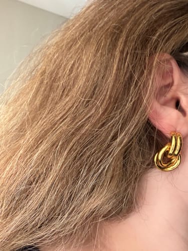 Customer photo review of Par Arete Doble Linea y Circulo Enlazado
