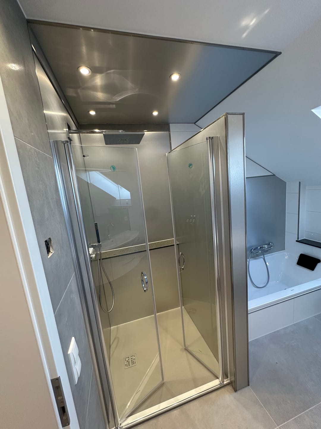 Customer photo review of Duschtür Nische mit Pendeltür, Duschkabine Nischentür Dusche - Klarglas