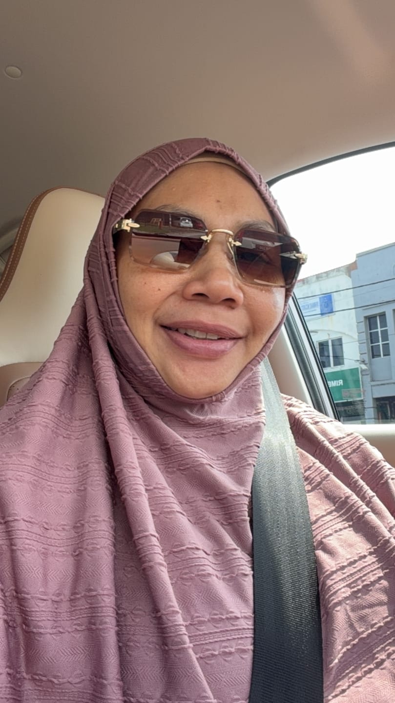 Customer photo review of Toby Rectangular Framed Sunglasses