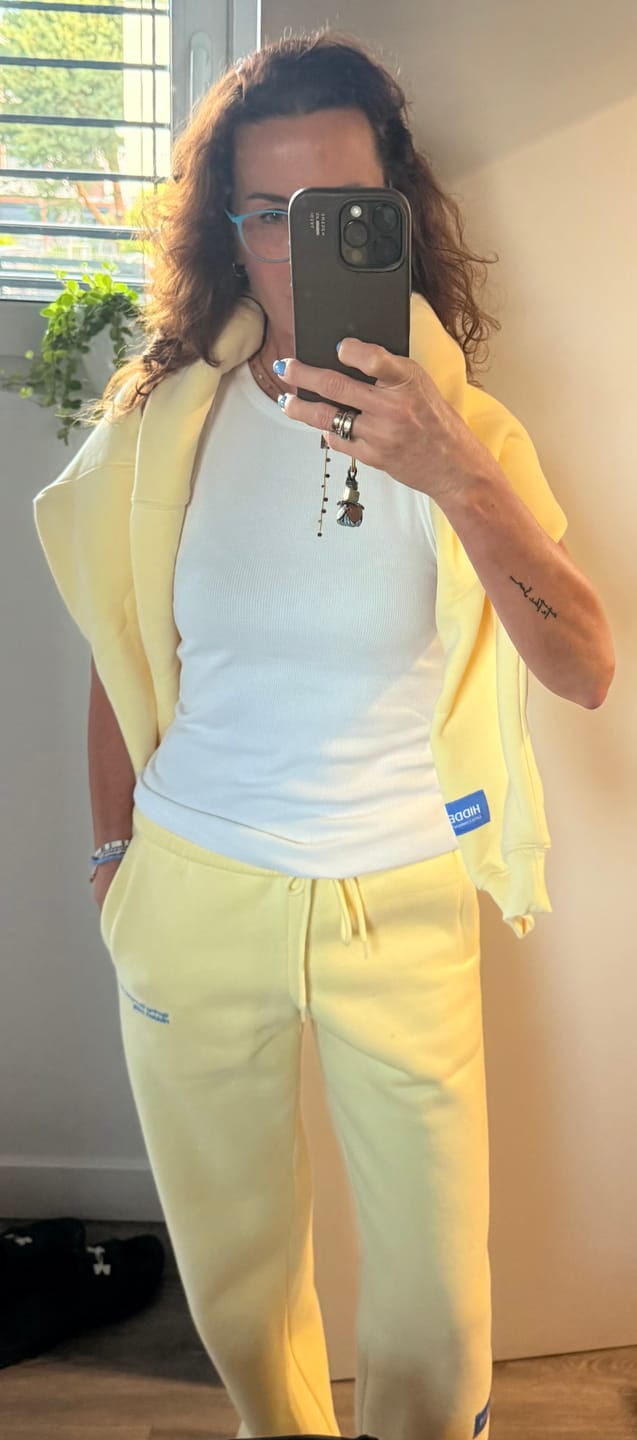 Kundenbewertung mit Foto der GRADIENT LOGO STRAIGHT LEG SWEATPANTS BUTTER YELLOW