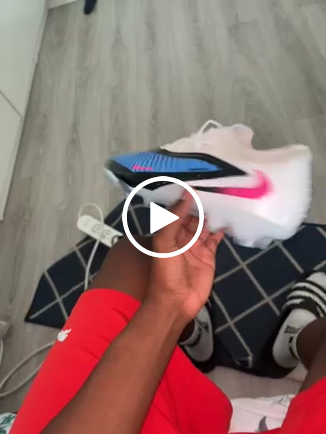 Customer video review of Nike Phantom 6 Elite Low Cut FG Attack Pack - Bleu/Blanc/Noir/Rose