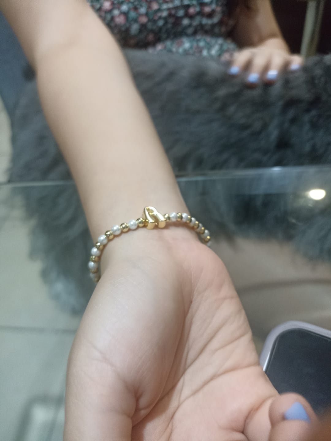 Customer photo review of Pulsera Bolitas Doradas y Perlas Con Inicial