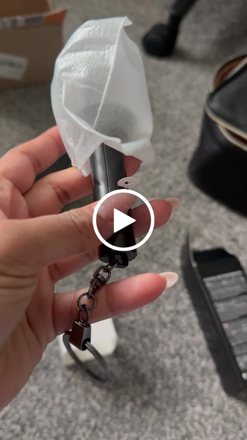 Customer video review of BTS - OFFICIAL LIGHT STICK VER.4 KEYRING