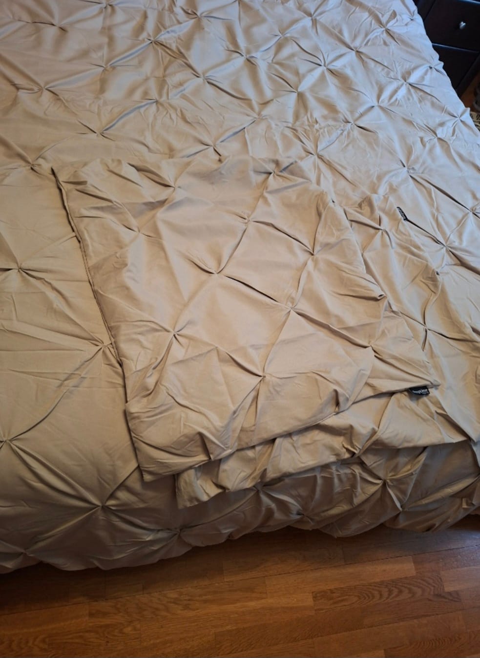 Customer photo review of Lazy Pintuck Tyynyliina 2-pack Taupe/Harmaa