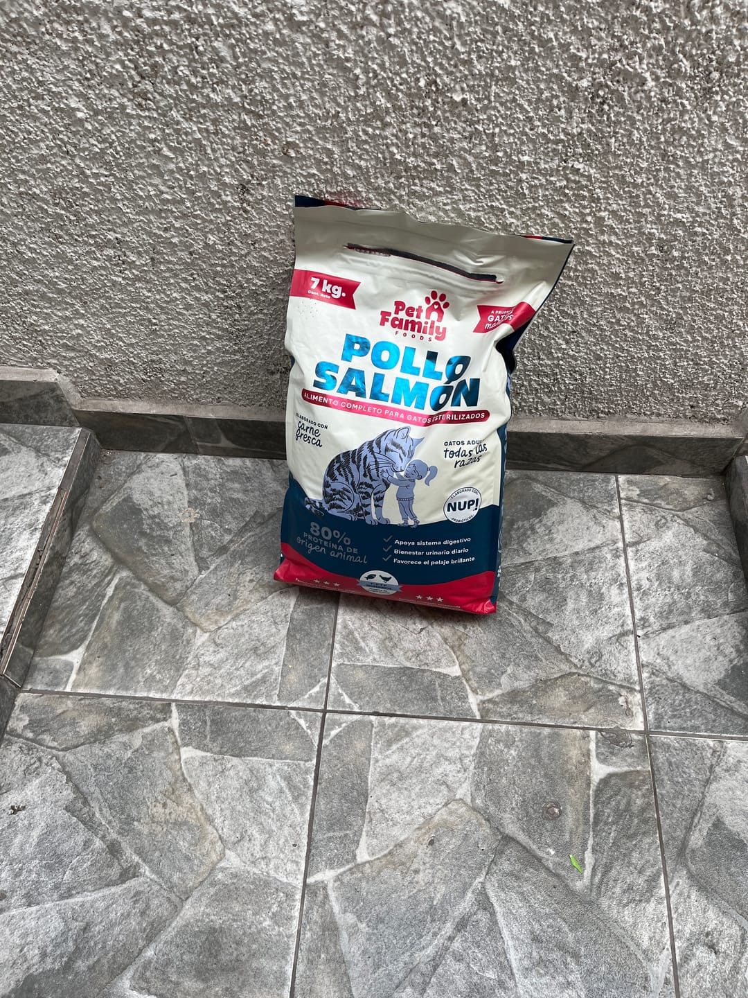 Customer photo review of PetFamily Foods Gato Pollo-Salmón