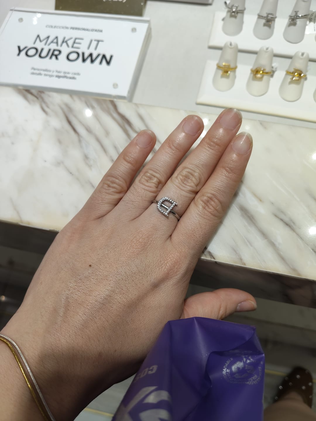 Customer photo review of Anillo Plateado Inicial Zirconias